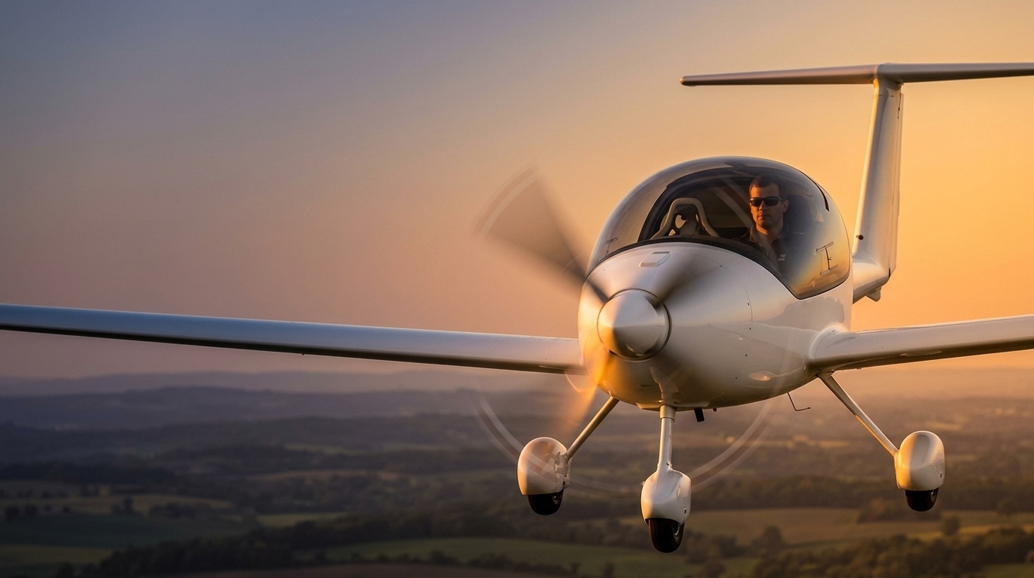 Dynamische Nahaufnahme des zweisitzigen EULE-Motorseglers mit Cockpit und Pilot im Abendflug