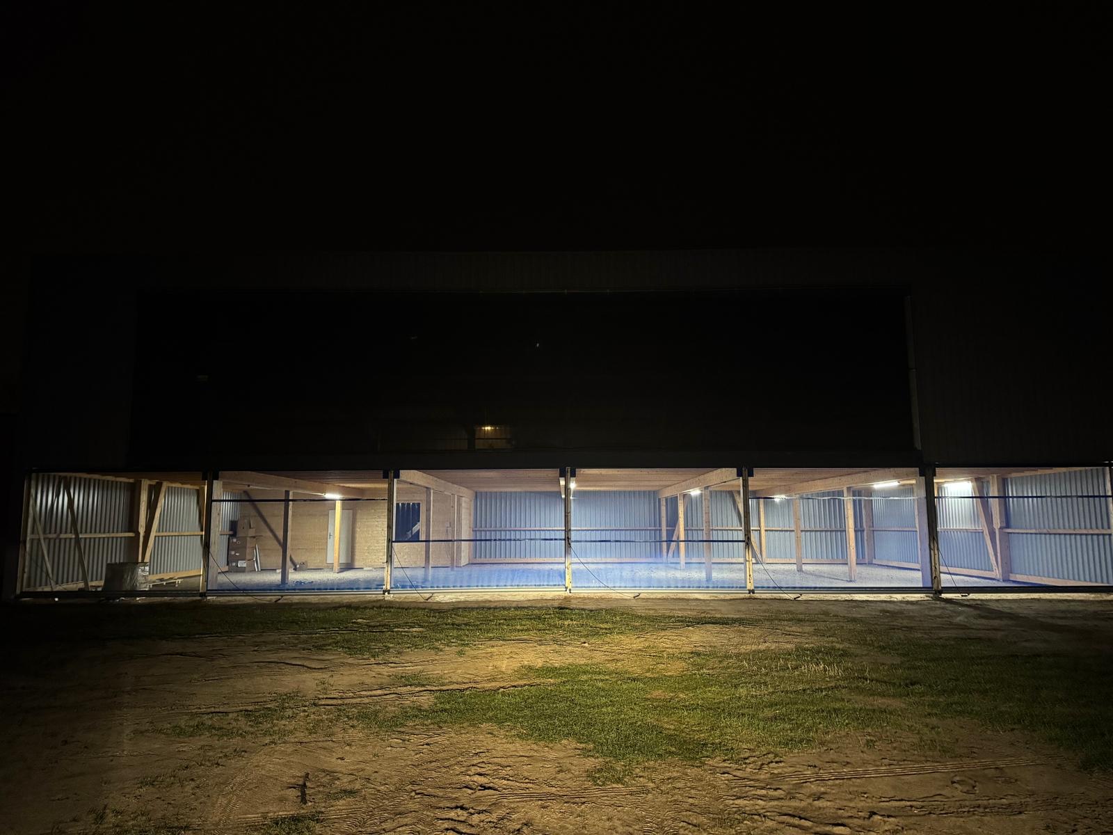 Der fertiggestellte Hangar bei Nacht – Referenzprojekt, nicht Darstellung des späteren EULE-Flugbetriebs.