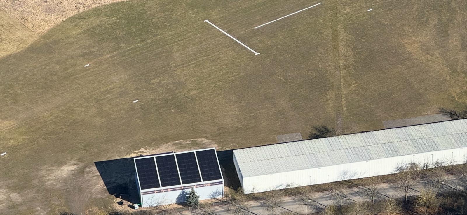 Realisierter Solarhangar am Flugplatz Lüneburg (EDHG).